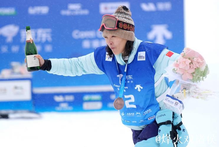 蔡雪桐获得U型场地世界杯单板滑雪第三名